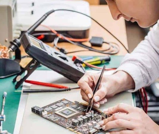 Teknolojinin hızla geliştiği çağımızda, elektronik cihazlar ve sistemler hayatın her alanına entegre olmuştur. Bu noktada elektronik mühendisi, devre tasarımı, donanım ve yazılım entegrasyonu gibi görevlerle teknoloji dünyasında kritik bir rol üstlenir. Elektronik mühendisleri, bilgisayar sistemlerinden iletişim altyapılarına, otomasyon sistemlerinden endüstriyel cihazlara kadar birçok alanda çalışarak teknolojinin verimli ve güvenli kullanımını sağlar. Bu meslek, analitik düşünce, teknik bilgi ve problem çözme becerilerini bir arada gerektirir. Konulu bir haber görseli.