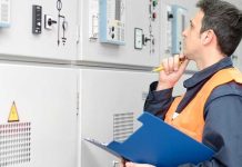 Teknolojinin hayatımızdaki önemi gün geçtikçe artarken, elektronik cihazların üretimi, bakımı ve onarımı da kritik bir meslek haline gelmiştir. Bu alanda çalışan uzmanlardan biri olan elektronik teknisyeni, cihazların düzgün çalışmasını sağlayan, arızalarını tespit eden ve bakımını gerçekleştiren kişidir. Günümüzde bilgisayar sistemlerinden, ev elektroniğine, endüstriyel cihazlardan iletişim teknolojilerine kadar birçok alanda elektronik teknisyenleri aktif rol alır. Bu nedenle bu meslek, hem özel sektörde hem de kamu alanında oldukça değerlidir. Konulu bir haber görseli.