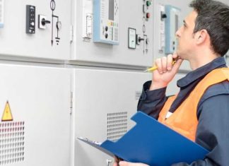 Teknolojinin hayatımızdaki önemi gün geçtikçe artarken, elektronik cihazların üretimi, bakımı ve onarımı da kritik bir meslek haline gelmiştir. Bu alanda çalışan uzmanlardan biri olan elektronik teknisyeni, cihazların düzgün çalışmasını sağlayan, arızalarını tespit eden ve bakımını gerçekleştiren kişidir. Günümüzde bilgisayar sistemlerinden, ev elektroniğine, endüstriyel cihazlardan iletişim teknolojilerine kadar birçok alanda elektronik teknisyenleri aktif rol alır. Bu nedenle bu meslek, hem özel sektörde hem de kamu alanında oldukça değerlidir. Konulu bir haber görseli.