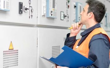 Teknolojinin hayatımızdaki önemi gün geçtikçe artarken, elektronik cihazların üretimi, bakımı ve onarımı da kritik bir meslek haline gelmiştir. Bu alanda çalışan uzmanlardan biri olan elektronik teknisyeni, cihazların düzgün çalışmasını sağlayan, arızalarını tespit eden ve bakımını gerçekleştiren kişidir. Günümüzde bilgisayar sistemlerinden, ev elektroniğine, endüstriyel cihazlardan iletişim teknolojilerine kadar birçok alanda elektronik teknisyenleri aktif rol alır. Bu nedenle bu meslek, hem özel sektörde hem de kamu alanında oldukça değerlidir. Konulu bir haber görseli.