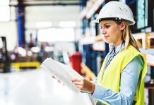 Üretimden hizmet sektörüne kadar birçok alanda verimlilik ve organizasyon büyük önem taşır. İş süreçlerinin daha düzenli, hızlı ve ekonomik şekilde yürütülmesi ise uzmanlık gerektirir. Bu noktada endüstri mühendisi, sistemleri analiz eden, süreçleri geliştiren ve işletmelerin daha verimli çalışmasını sağlayan profesyoneller arasında yer alır. Günümüzde birçok büyük şirket ve üretim tesisi, süreçlerini daha etkili hale getirmek için endüstri mühendisliği alanında uzman kişilere ihtiyaç duymaktadır. Konulu bir haber görseli.