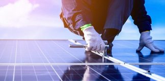 Enerji sektörü, günümüzün en stratejik alanlarından biri olarak öne çıkıyor. Bu alanda görev yapan enerji uzmanları, enerji üretimi, dağıtımı ve tüketiminin verimli bir şekilde yönetilmesinden sorumludur. Enerji uzmanları, hem yenilenebilir enerji kaynaklarını hem de geleneksel enerji sistemlerini analiz ederek, sürdürülebilir çözümler üretir. Bu meslek, teknik bilgi, analitik düşünce ve stratejik planlama yeteneğini bir arada gerektirir. Konulu bir haber görseli.