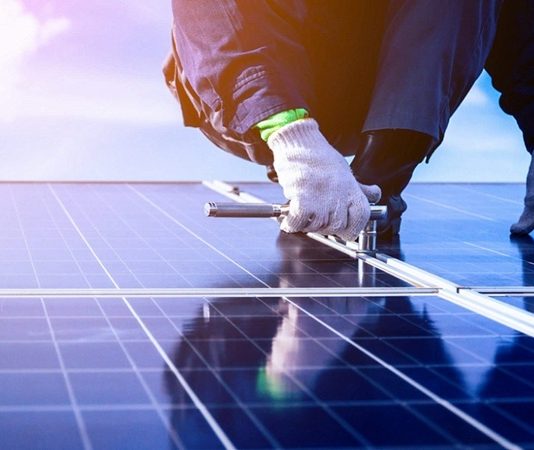 Enerji sektörü, günümüzün en stratejik alanlarından biri olarak öne çıkıyor. Bu alanda görev yapan enerji uzmanları, enerji üretimi, dağıtımı ve tüketiminin verimli bir şekilde yönetilmesinden sorumludur. Enerji uzmanları, hem yenilenebilir enerji kaynaklarını hem de geleneksel enerji sistemlerini analiz ederek, sürdürülebilir çözümler üretir. Bu meslek, teknik bilgi, analitik düşünce ve stratejik planlama yeteneğini bir arada gerektirir. Konulu bir haber görseli.