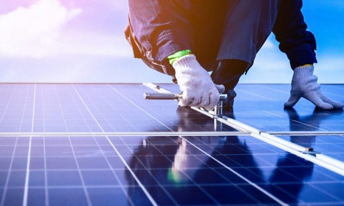 Enerji Uzmanı Kimdir Enerji Uzmanı Ne Kadar Kazanır Enerji sektörü, günümüzün en stratejik alanlarından biri olarak öne çıkıyor. Bu alanda görev yapan enerji uzmanları, enerji üretimi, dağıtımı ve tüketiminin verimli bir şekilde yönetilmesinden sorumludur. Enerji uzmanları, hem yenilenebilir enerji kaynaklarını hem de geleneksel enerji sistemlerini analiz ederek, sürdürülebilir çözümler üretir. Bu meslek, teknik bilgi, analitik düşünce ve stratejik planlama yeteneğini bir arada gerektirir. Konulu bir haber görseli.