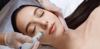 Güzellik ve bakım sektörü son yıllarda hızla büyüyen alanlardan biri haline gelmiştir. İnsanların cilt sağlığına, kişisel bakımına ve estetik görünümüne daha fazla önem vermesi bu sektörün gelişmesine katkı sağlamaktadır. Bu alanda çalışan profesyonellerden biri de estetisyen olarak bilinir. Cilt bakımı, güzellik uygulamaları ve kişisel bakım hizmetleri sunan estetisyen, güzellik merkezlerinde ve bakım salonlarında önemli görevler üstlenir. Konulu bir haber görseli.