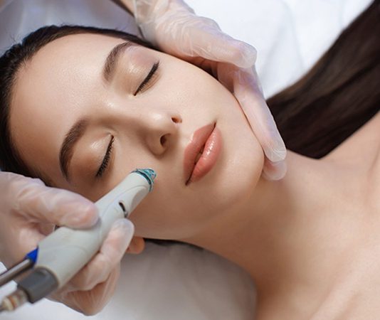 Güzellik ve bakım sektörü son yıllarda hızla büyüyen alanlardan biri haline gelmiştir. İnsanların cilt sağlığına, kişisel bakımına ve estetik görünümüne daha fazla önem vermesi bu sektörün gelişmesine katkı sağlamaktadır. Bu alanda çalışan profesyonellerden biri de estetisyen olarak bilinir. Cilt bakımı, güzellik uygulamaları ve kişisel bakım hizmetleri sunan estetisyen, güzellik merkezlerinde ve bakım salonlarında önemli görevler üstlenir. Konulu bir haber görseli.