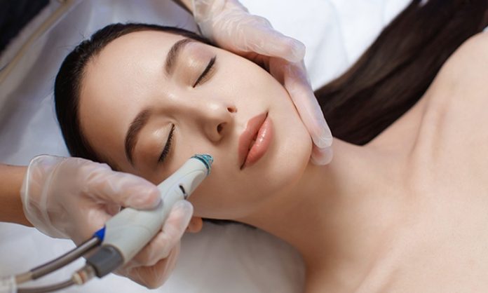 Güzellik ve bakım sektörü son yıllarda hızla büyüyen alanlardan biri haline gelmiştir. İnsanların cilt sağlığına, kişisel bakımına ve estetik görünümüne daha fazla önem vermesi bu sektörün gelişmesine katkı sağlamaktadır. Bu alanda çalışan profesyonellerden biri de estetisyen olarak bilinir. Cilt bakımı, güzellik uygulamaları ve kişisel bakım hizmetleri sunan estetisyen, güzellik merkezlerinde ve bakım salonlarında önemli görevler üstlenir. Konulu bir haber görseli.