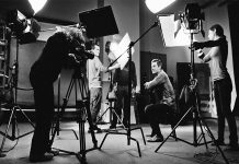 Film set asistanları, sinema ve televizyon prodüksiyonlarında yapım sürecinin sorunsuz ilerlemesini sağlayan profesyonellerdir. Bu meslek, set organizasyonu, ekip koordinasyonu ve prodüksiyon destek hizmetlerini içerir. Film set asistanı, yönetmen, yapımcı ve diğer departmanlarla yakın çalışarak setin düzenli ve verimli olmasına katkıda bulunur. Mesleğin temel görevi, çekim sürecindeki aksaklıkları önlemek ve prodüksiyonun zamanında tamamlanmasına yardımcı olmaktır. Konulu bir haber görseli.