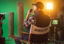 Sinema sektörü, yaratıcı süreçlerin ve teknik uzmanlığın bir araya geldiği dinamik bir alan olarak her zaman ilgi çekmiştir. Bu alanda görev alan film yönetmenleri, bir filmin baştan sona tüm yaratıcı ve teknik süreçlerini yöneten profesyonellerdir. Bir film yönetmeni, senaryo seçimi, oyuncu kadrosu, çekim teknikleri ve post-prodüksiyon gibi süreçlerde karar verici rol üstlenir ve filmin vizyonunu şekillendirir. Konulu bir haber görseli.