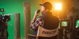 Sinema sektörü, yaratıcı süreçlerin ve teknik uzmanlığın bir araya geldiği dinamik bir alan olarak her zaman ilgi çekmiştir. Bu alanda görev alan film yönetmenleri, bir filmin baştan sona tüm yaratıcı ve teknik süreçlerini yöneten profesyonellerdir. Bir film yönetmeni, senaryo seçimi, oyuncu kadrosu, çekim teknikleri ve post-prodüksiyon gibi süreçlerde karar verici rol üstlenir ve filmin vizyonunu şekillendirir. Konulu bir haber görseli.