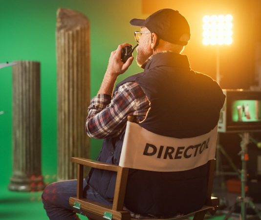 Sinema sektörü, yaratıcı süreçlerin ve teknik uzmanlığın bir araya geldiği dinamik bir alan olarak her zaman ilgi çekmiştir. Bu alanda görev alan film yönetmenleri, bir filmin baştan sona tüm yaratıcı ve teknik süreçlerini yöneten profesyonellerdir. Bir film yönetmeni, senaryo seçimi, oyuncu kadrosu, çekim teknikleri ve post-prodüksiyon gibi süreçlerde karar verici rol üstlenir ve filmin vizyonunu şekillendirir. Konulu bir haber görseli.