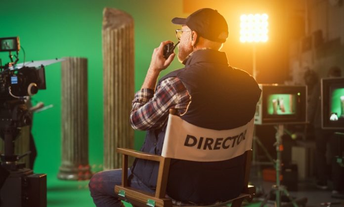 Sinema sektörü, yaratıcı süreçlerin ve teknik uzmanlığın bir araya geldiği dinamik bir alan olarak her zaman ilgi çekmiştir. Bu alanda görev alan film yönetmenleri, bir filmin baştan sona tüm yaratıcı ve teknik süreçlerini yöneten profesyonellerdir. Bir film yönetmeni, senaryo seçimi, oyuncu kadrosu, çekim teknikleri ve post-prodüksiyon gibi süreçlerde karar verici rol üstlenir ve filmin vizyonunu şekillendirir. Konulu bir haber görseli.