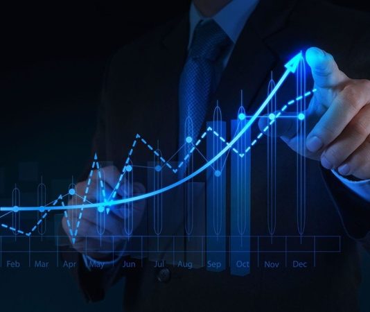 Finansal Analist Kimdir? Finansal Analist Ne Kadar Kazanır? Finans sektörü, ekonomik kararların ve yatırımların doğru yönetilmesi açısından kritik bir öneme sahiptir. Bu alanda çalışan finansal analistler, şirketlerin ve bireylerin mali durumlarını değerlendirir, yatırım fırsatlarını analiz eder ve finansal stratejiler geliştirir. Bir finansal analist, piyasa verilerini takip eder, raporlar hazırlar ve yönetim ekiplerine rehberlik eder. Konulu bir haber görseli.