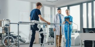 Fizik tedavi uzmanları, sağlık alanında önemli bir yere sahip olan profesyonellerdir. Fizik tedavi, hastaların hareket kabiliyetini artırmak, ağrıları azaltmak ve yaşam kalitesini yükseltmek amacıyla uygulanan tıbbi yöntemleri kapsar. Bir fizik tedavi uzmanı, bu süreçte hastaları değerlendiren, uygun tedavi planlarını hazırlayan ve uygulayan kişidir. Günümüzde artan sağlık bilinci ve yaşlı nüfusun çoğalmasıyla birlikte, bu mesleğin önemi giderek artmaktadır. Konulu bir haber görseli.