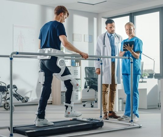 Fizik tedavi uzmanları, sağlık alanında önemli bir yere sahip olan profesyonellerdir. Fizik tedavi, hastaların hareket kabiliyetini artırmak, ağrıları azaltmak ve yaşam kalitesini yükseltmek amacıyla uygulanan tıbbi yöntemleri kapsar. Bir fizik tedavi uzmanı, bu süreçte hastaları değerlendiren, uygun tedavi planlarını hazırlayan ve uygulayan kişidir. Günümüzde artan sağlık bilinci ve yaşlı nüfusun çoğalmasıyla birlikte, bu mesleğin önemi giderek artmaktadır. Konulu bir haber görseli.