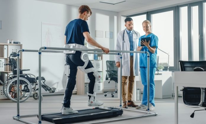 Fizik tedavi uzmanları, sağlık alanında önemli bir yere sahip olan profesyonellerdir. Fizik tedavi, hastaların hareket kabiliyetini artırmak, ağrıları azaltmak ve yaşam kalitesini yükseltmek amacıyla uygulanan tıbbi yöntemleri kapsar. Bir fizik tedavi uzmanı, bu süreçte hastaları değerlendiren, uygun tedavi planlarını hazırlayan ve uygulayan kişidir. Günümüzde artan sağlık bilinci ve yaşlı nüfusun çoğalmasıyla birlikte, bu mesleğin önemi giderek artmaktadır. Konulu bir haber görseli.