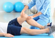 Fizyoterapist Kimdir? Fizyoterapist Ne Kadar Kazanır? Sağlık alanında kritik bir rol üstlenen fizyoterapistler, bireylerin hareket kabiliyetini artırmak, sakatlıkları önlemek ve rehabilitasyon sürecini desteklemek için çalışırlar. Günümüzde artan yaşam kalitesi ve spor bilinci ile birlikte fizyoterapist maaşı ve mesleğin önemi giderek artmaktadır. Fizyoterapistler, hastaneler, klinikler, spor merkezleri ve özel muayenehanelerde görev alabilir. Bu meslek, hem tıbbi bilgi hem de insanlarla iletişim becerisi gerektirir. Konulu bir haber görseli.