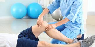 Sağlık alanında kritik bir rol üstlenen fizyoterapistler, bireylerin hareket kabiliyetini artırmak, sakatlıkları önlemek ve rehabilitasyon sürecini desteklemek için çalışırlar. Günümüzde artan yaşam kalitesi ve spor bilinci ile birlikte fizyoterapist maaşı ve mesleğin önemi giderek artmaktadır. Fizyoterapistler, hastaneler, klinikler, spor merkezleri ve özel muayenehanelerde görev alabilir. Bu meslek, hem tıbbi bilgi hem de insanlarla iletişim becerisi gerektirir. Konulu bir haber görseli.