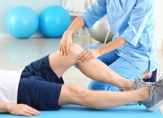 Sağlık alanında kritik bir rol üstlenen fizyoterapistler, bireylerin hareket kabiliyetini artırmak, sakatlıkları önlemek ve rehabilitasyon sürecini desteklemek için çalışırlar. Günümüzde artan yaşam kalitesi ve spor bilinci ile birlikte fizyoterapist maaşı ve mesleğin önemi giderek artmaktadır. Fizyoterapistler, hastaneler, klinikler, spor merkezleri ve özel muayenehanelerde görev alabilir. Bu meslek, hem tıbbi bilgi hem de insanlarla iletişim becerisi gerektirir. Konulu bir haber görseli.