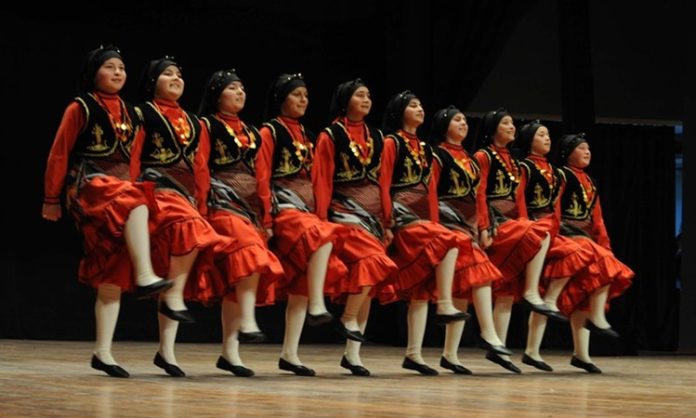 Folklor Eğitmeni Kimdir? Folklor Eğitmeni Ne Kadar Kazanır? Kültürel mirasın yaşatılmasında kritik bir rol üstlenen folklor eğitmenleri, geleneksel dans, müzik ve ritüelleri bireylere aktaran uzmanlardır. Türkiye gibi zengin bir kültürel çeşitliliğe sahip ülkelerde, folklor eğitmeni maaşı ve meslek prestiji giderek önem kazanmaktadır. Bu meslek, hem sanatsal yetenek hem de öğretme becerisi gerektirir. Folklor eğitmenleri, halk dansları topluluklarında, kültür merkezlerinde, üniversitelerde ve özel kurslarda görev alabilirler. Konulu bir haber görseli.
