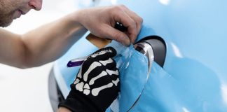 Folyo kaplama ustaları, araçlardan mobilyaya, cam yüzeylerden elektronik cihazlara kadar pek çok alanda estetik ve koruyucu çözümler sunan profesyonellerdir. Folyo kaplama, yüzeylerin görünümünü değiştirmek, korumak veya yenilemek amacıyla uygulanan özel bir yöntemdir. Bu yöntemi doğru ve estetik bir şekilde uygulayabilen kişiler ise folyo kaplama ustası olarak adlandırılır. Günümüzde hem otomotiv sektörü hem de iç tasarım alanında folyo kaplama işlemlerine artan talep, bu mesleği daha cazip hale getirmiştir. Konulu bir haber görseli.