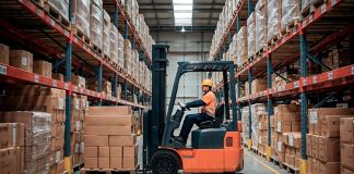 Forklift Operatörü Kimdir? Forklift Operatörü Ne Kadar Kazanır? Forklift operatörleri, depo, fabrika ve lojistik sektörlerinde yüklerin taşınması, istiflenmesi ve düzenlenmesi işlemlerini gerçekleştiren profesyonellerdir. Bu meslek, endüstriyel işlerin düzenli ve güvenli bir şekilde yürütülmesinde kritik bir rol oynar. Forklift operatörü, sadece yük taşımakla kalmaz, aynı zamanda iş güvenliği ve iş akışının verimli yürütülmesinden de sorumludur. Günümüzde üretim ve lojistik sektörlerinin büyümesi, bu mesleğe olan talebi artırmıştır. Konulu bir haber görseli.