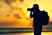 Fotoğrafçı Kimdir? Fotoğrafçı Ne Kadar Kazanır? Görsel sanatların önemli dallarından biri olan fotoğrafçılık, hem estetik hem de teknik bilgi gerektiren bir alandır. Bir fotoğrafçı, olayları, insanları, doğayı ve objeleri en iyi şekilde yakalayarak kalıcı görsel içerikler üretir. Fotoğrafçılar, sanat, reklam, medya ve özel etkinlik alanlarında aktif olarak çalışabilir. Fotoğrafçı maaşı, deneyim, çalışma alanı ve portföyün gücüne bağlı olarak değişir. Özel günlerde, reklam projelerinde ve kurumsal çekimlerde kazançlar artabilir. Konulu bir haber görseli.