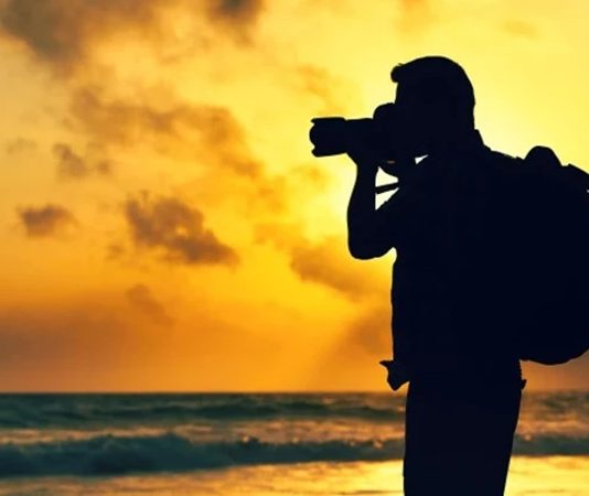 Fotoğrafçı Kimdir? Fotoğrafçı Ne Kadar Kazanır? Görsel sanatların önemli dallarından biri olan fotoğrafçılık, hem estetik hem de teknik bilgi gerektiren bir alandır. Bir fotoğrafçı, olayları, insanları, doğayı ve objeleri en iyi şekilde yakalayarak kalıcı görsel içerikler üretir. Fotoğrafçılar, sanat, reklam, medya ve özel etkinlik alanlarında aktif olarak çalışabilir. Fotoğrafçı maaşı, deneyim, çalışma alanı ve portföyün gücüne bağlı olarak değişir. Özel günlerde, reklam projelerinde ve kurumsal çekimlerde kazançlar artabilir. Konulu bir haber görseli.