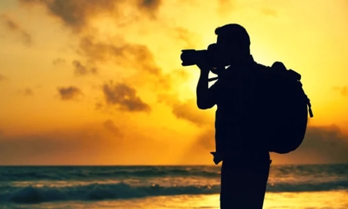 Fotoğrafçı Kimdir Fotoğrafçı Ne Kadar Kazanır Görsel sanatların önemli dallarından biri olan fotoğrafçılık, hem estetik hem de teknik bilgi gerektiren bir alandır. Bir fotoğrafçı, olayları, insanları, doğayı ve objeleri en iyi şekilde yakalayarak kalıcı görsel içerikler üretir. Fotoğrafçılar, sanat, reklam, medya ve özel etkinlik alanlarında aktif olarak çalışabilir. Fotoğrafçı maaşı, deneyim, çalışma alanı ve portföyün gücüne bağlı olarak değişir. Özel günlerde, reklam projelerinde ve kurumsal çekimlerde kazançlar artabilir. Konulu bir haber görseli.