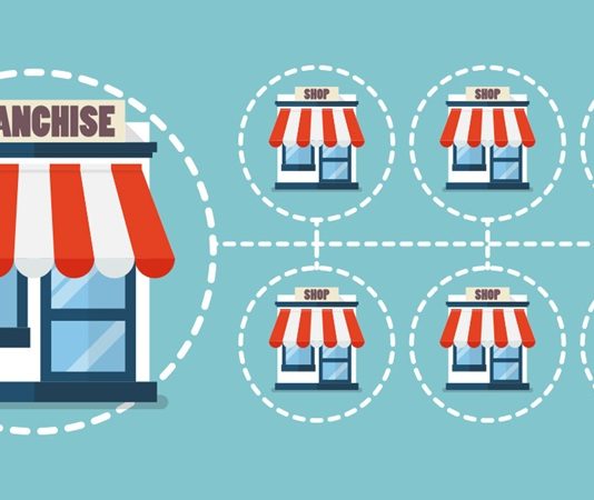 Franchise danışmanı, girişimcilere ve yatırımcılara franchise sistemi üzerinden iş kurma, yönetme ve büyütme süreçlerinde rehberlik eden profesyoneldir. Bu meslek, özellikle iş dünyasında franchise yatırımlarının artmasıyla daha da önem kazanmıştır. Franchise danışmanı, hem markaların doğru bir şekilde temsil edilmesini sağlar hem de girişimcilerin yatırım kararlarını bilinçli şekilde almalarına yardımcı olur. Dolayısıyla hem işletme bilgisi hem de pazarlama ve yönetim becerileri, bu mesleğin temel gerekliliklerindendir. Konulu bir haber görseli.