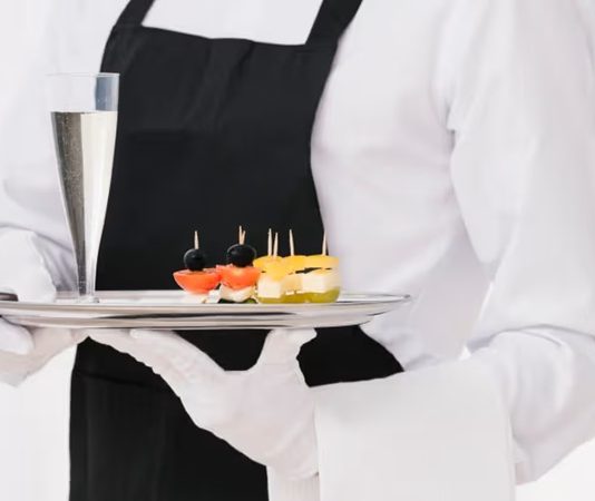 Yeme içme sektörünün en önemli çalışanlarından biri olan garson, restoran, kafe, otel ve benzeri işletmelerde müşterilere servis yapan, siparişleri alan ve misafir memnuniyetini sağlayan kişidir. Günümüzde hizmet sektörünün büyümesiyle birlikte garsonluk mesleği hem gençler hem de kariyer değiştirmek isteyenler için önemli bir iş alanı haline gelmiştir. Özellikle turizm bölgelerinde ve büyük şehirlerde garson ihtiyacı oldukça yüksektir. Konulu bir haber görseli.