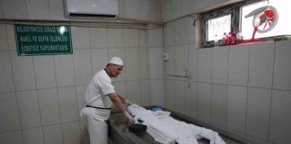 Toplumlarda ölüm sonrası yapılan dini ve kültürel ritüeller büyük bir öneme sahiptir. Özellikle İslam kültüründe vefat eden kişinin defin işlemleri belirli kurallara göre gerçekleştirilir. Bu süreçte önemli görevlerden birini üstlenen kişi ise gassal olarak bilinir. Vefat eden kişilerin dini kurallara uygun şekilde yıkanmasını sağlayan gassal, cenaze hizmetlerinin en önemli parçalarından biridir. Konulu bir haber görseli.