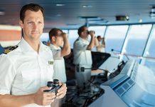 Denizcilik sektörü, dünya ticaretinin en önemli parçalarından biridir. Uluslararası taşımacılığın büyük bölümü deniz yoluyla yapılırken bu sürecin en önemli sorumlularından biri gemi kaptanıdır. Bir geminin yönetiminden, güvenliğinden ve seyrinden sorumlu olan gemi kaptanı, denizcilik meslekleri arasında en saygın ve en yüksek sorumluluğa sahip görevlerden biridir. Özellikle yük gemileri, yolcu gemileri ve tankerlerde görev yapan kaptanlar, hem mürettebatın hem de geminin güvenliğini sağlamakla yükümlüdür. konulu bir haber görseli.