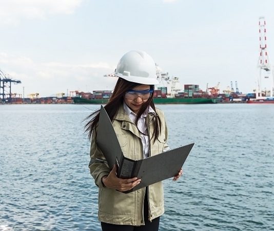 Denizcilik sektörü dünya ticaretinin en önemli alanlarından biridir. Uluslararası taşımacılığın büyük bir bölümü deniz yoluyla gerçekleştirildiği için gemilerin güvenli, verimli ve teknik olarak sorunsuz şekilde çalışması büyük önem taşır. Bu noktada önemli görevlerden birini üstlenen mesleklerden biri gemi mühendisidir. Gemi sistemlerinin tasarımı, bakımı ve teknik yönetimiyle ilgilenen gemi mühendisleri, denizcilik sektörünün temel uzmanlarından biridir. Konulu bir haber görseli.