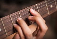 Müzik dünyasında gitar, en popüler ve etkileyici enstrümanlardan biri olarak öne çıkar. Bu enstrümanı çalan ve müzik performanslarını hem solo hem de grup olarak sunan kişiler gitaristlerdir. Gitaristler, hem sahne performansları hem de stüdyo çalışmalarıyla müzik endüstrisinde önemli bir rol oynar. Meslek, yaratıcılık, teknik bilgi ve müzikal yetenek gerektirir. Konulu bir haber görseli.