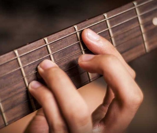Müzik dünyasında gitar, en popüler ve etkileyici enstrümanlardan biri olarak öne çıkar. Bu enstrümanı çalan ve müzik performanslarını hem solo hem de grup olarak sunan kişiler gitaristlerdir. Gitaristler, hem sahne performansları hem de stüdyo çalışmalarıyla müzik endüstrisinde önemli bir rol oynar. Meslek, yaratıcılık, teknik bilgi ve müzikal yetenek gerektirir. Konulu bir haber görseli.