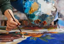 Görsel Sanat Öğretmeni Kimdir? Görsel Sanat Öğretmeni Ne Kadar Kazanır? Sanat eğitimi, bireylerin yaratıcılıklarını geliştirmeleri ve estetik anlayışlarını güçlendirmeleri açısından önemli bir alan olarak öne çıkar. Bu süreçte öğrencilerine rehberlik eden ve onları yaratıcı ifade biçimleriyle tanıştıran kişiler görsel sanat öğretmenleridir. Görsel sanat öğretmenleri, resim, heykel, grafik ve diğer görsel sanat dallarında öğrencilerin becerilerini geliştirmelerine yardımcı olur ve sanatsal yeteneklerin eğitim yoluyla desteklenmesini sağlar. Konulu bir haber görseli.