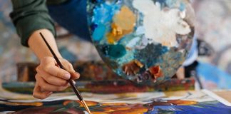 Sanat eğitimi, bireylerin yaratıcılıklarını geliştirmeleri ve estetik anlayışlarını güçlendirmeleri açısından önemli bir alan olarak öne çıkar. Bu süreçte öğrencilerine rehberlik eden ve onları yaratıcı ifade biçimleriyle tanıştıran kişiler görsel sanat öğretmenleridir. Görsel sanat öğretmenleri, resim, heykel, grafik ve diğer görsel sanat dallarında öğrencilerin becerilerini geliştirmelerine yardımcı olur ve sanatsal yeteneklerin eğitim yoluyla desteklenmesini sağlar. Konulu bir haber görseli.