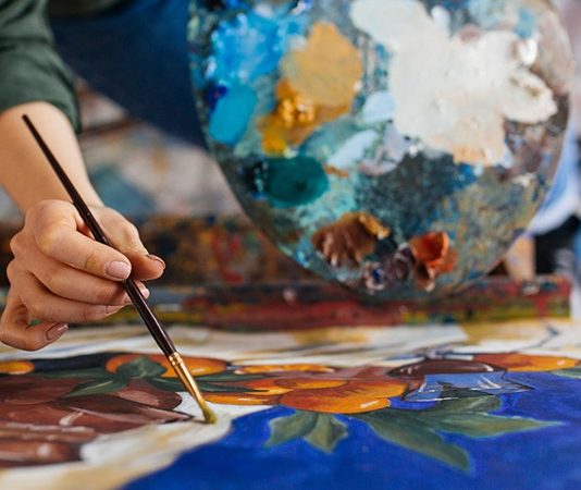 Sanat eğitimi, bireylerin yaratıcılıklarını geliştirmeleri ve estetik anlayışlarını güçlendirmeleri açısından önemli bir alan olarak öne çıkar. Bu süreçte öğrencilerine rehberlik eden ve onları yaratıcı ifade biçimleriyle tanıştıran kişiler görsel sanat öğretmenleridir. Görsel sanat öğretmenleri, resim, heykel, grafik ve diğer görsel sanat dallarında öğrencilerin becerilerini geliştirmelerine yardımcı olur ve sanatsal yeteneklerin eğitim yoluyla desteklenmesini sağlar. Konulu bir haber görseli.