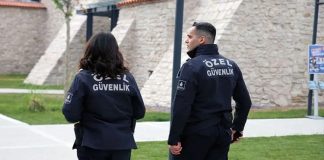 Toplumun güvenliğini sağlamak ve insanların kendilerini daha güvende hissetmesini sağlamak için birçok farklı meslek grubu görev yapar. Bu mesleklerden biri de güvenlik görevlisidir. Alışveriş merkezlerinden hastanelere, kamu kurumlarından özel şirketlere kadar birçok farklı yerde çalışan güvenlik görevlileri, bulunduğu alanın düzenini ve güvenliğini sağlamakla sorumludur. Günümüzde güvenliğe olan ihtiyacın artmasıyla birlikte güvenlik görevlisi mesleği de oldukça yaygın hale gelmiştir. Konulu bir haber görseli.