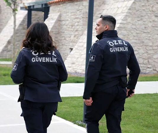 Toplumun güvenliğini sağlamak ve insanların kendilerini daha güvende hissetmesini sağlamak için birçok farklı meslek grubu görev yapar. Bu mesleklerden biri de güvenlik görevlisidir. Alışveriş merkezlerinden hastanelere, kamu kurumlarından özel şirketlere kadar birçok farklı yerde çalışan güvenlik görevlileri, bulunduğu alanın düzenini ve güvenliğini sağlamakla sorumludur. Günümüzde güvenliğe olan ihtiyacın artmasıyla birlikte güvenlik görevlisi mesleği de oldukça yaygın hale gelmiştir. Konulu bir haber görseli.