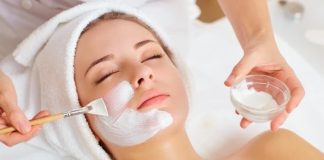 Kişisel bakım ve estetik uygulamalar günümüzde oldukça önemli bir sektör haline gelmiştir. İnsanların hem kendilerini daha iyi hissetmek hem de daha bakımlı görünmek istemesi, güzellik ve bakım hizmetlerine olan ilgiyi artırmıştır. Bu alanda çalışan profesyonellerden biri de güzellik uzmanıdır. Cilt bakımı, kişisel bakım uygulamaları ve estetik işlemler konusunda hizmet veren güzellik uzmanları, güzellik merkezleri ve bakım salonlarında önemli bir rol üstlenir. Konulu bir haber görseli.