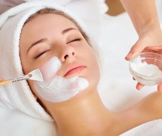 Kişisel bakım ve estetik uygulamalar günümüzde oldukça önemli bir sektör haline gelmiştir. İnsanların hem kendilerini daha iyi hissetmek hem de daha bakımlı görünmek istemesi, güzellik ve bakım hizmetlerine olan ilgiyi artırmıştır. Bu alanda çalışan profesyonellerden biri de güzellik uzmanıdır. Cilt bakımı, kişisel bakım uygulamaları ve estetik işlemler konusunda hizmet veren güzellik uzmanları, güzellik merkezleri ve bakım salonlarında önemli bir rol üstlenir. Konulu bir haber görseli.