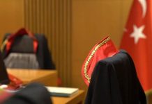 Adalet sisteminin en kritik aktörlerinden biri olan hakimler, hukukun uygulanmasında ve adil kararların verilmesinde önemli bir rol oynar. Mahkemelerde davaları yöneten, kanunları yorumlayan ve karar veren kişiler hakimlerdir. Bu meslek, yüksek sorumluluk ve titizlik gerektirir. Hakimler, toplumun güvenini sağlayan ve adaletin tesis edilmesine katkı sunan profesyonellerdir. Konulu bir haber görseli.