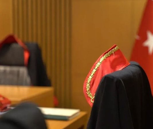Adalet sisteminin en kritik aktörlerinden biri olan hakimler, hukukun uygulanmasında ve adil kararların verilmesinde önemli bir rol oynar. Mahkemelerde davaları yöneten, kanunları yorumlayan ve karar veren kişiler hakimlerdir. Bu meslek, yüksek sorumluluk ve titizlik gerektirir. Hakimler, toplumun güvenini sağlayan ve adaletin tesis edilmesine katkı sunan profesyonellerdir. Konulu bir haber görseli.