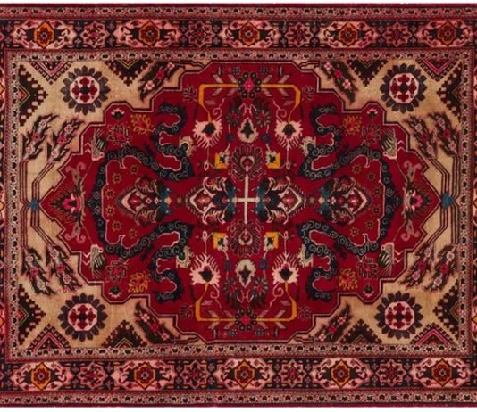 Halıcılar, geleneksel ve modern halı ticaretinde uzmanlaşmış, üretimden satışa kadar sürecin çeşitli aşamalarında görev alan profesyonellerdir. Halıcılar, halı üretimi, restorasyonu, temizliği ve pazarlaması gibi alanlarda bilgi ve deneyime sahip olmalıdır. Meslek, hem el becerisi hem de ticari zekâ gerektirir. Günümüzde halıcılar, özellikle antika ve el dokuması halılarla ilgilenirken, kalite kontrol ve müşteri memnuniyeti gibi kritik sorumlulukları da üstlenir. Konulu bir haber görseli.