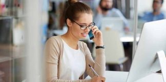 Günümüzün rekabetçi iş dünyasında, kurumların itibarını yönetmek ve doğru iletişim stratejileri geliştirmek, halkla ilişkiler uzmanlarının sorumluluğundadır. Bu meslek, hem özel sektörde hem de kamu alanında kritik bir rol oynar. Halkla ilişkiler uzmanları, kurumların hedef kitleleriyle etkili iletişim kurmasını sağlayarak marka değerini artırır ve kriz yönetimi gibi önemli görevleri üstlenir. Konulu bir haber görseli.