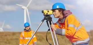 Günümüzün modern şehir planlamasından arazi yönetimine kadar pek çok alanda kritik bir rol oynayan harita mühendisleri, coğrafi bilgi sistemleri ve haritalama teknikleri konusunda uzmanlaşmış profesyonellerdir. Bu meslek, hem devlet kurumlarında hem de özel sektörde önemli bir sorumluluk alanı sunar. Harita mühendisleri, arazi ölçümleri yapmak, harita ve planlar hazırlamak ve teknolojiyi kullanarak doğru veri analizi sağlamakla görevlidir. Konulu bir haber görseli.