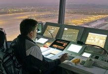 Hava trafik kontrolörleri, havacılık sektörünün en kritik görevlerinden birini üstlenen profesyonellerdir. Hava trafik kontrolörleri, uçakların güvenli bir şekilde havalanmasını, inişini ve rotalar arasında hareket etmesini sağlar. Bu meslek, yüksek konsantrasyon, hızlı karar alma ve stres yönetimi gerektirir. Uçuş güvenliğinin sağlanmasında doğrudan sorumluluk taşır ve bu nedenle çalışma saatleri yoğun ve dikkat gerektirir. Konulu bir haber görseli.