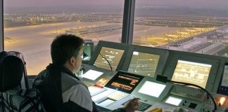 Hava trafik kontrolörleri, havacılık sektörünün en kritik görevlerinden birini üstlenen profesyonellerdir. Hava trafik kontrolörleri, uçakların güvenli bir şekilde havalanmasını, inişini ve rotalar arasında hareket etmesini sağlar. Bu meslek, yüksek konsantrasyon, hızlı karar alma ve stres yönetimi gerektirir. Uçuş güvenliğinin sağlanmasında doğrudan sorumluluk taşır ve bu nedenle çalışma saatleri yoğun ve dikkat gerektirir. Konulu bir haber görseli.